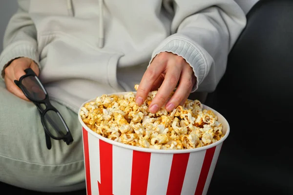 Secchio Carta Popcorn Bicchieri Nelle Mani Una Giovane Ragazza Che — Foto Stock