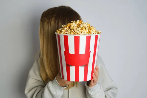 Cubo Papel Palomitas Maíz Las Manos Una Joven Que Prepara — Foto de Stock