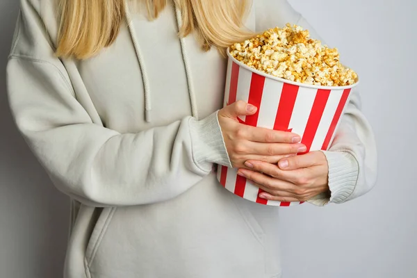 Popcorn Papiereimer Den Händen Eines Jungen Mädchens Das Sich Auf — Stockfoto