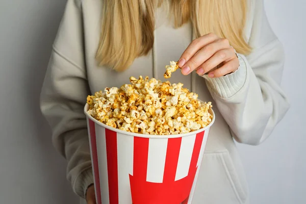 Cubo Papel Palomitas Maíz Las Manos Una Joven Que Prepara — Foto de Stock