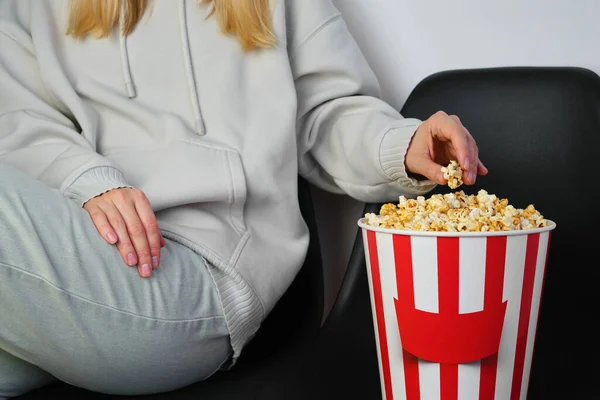 Secchio Carta Popcorn Nelle Mani Una Giovane Ragazza Che Prepara — Foto Stock