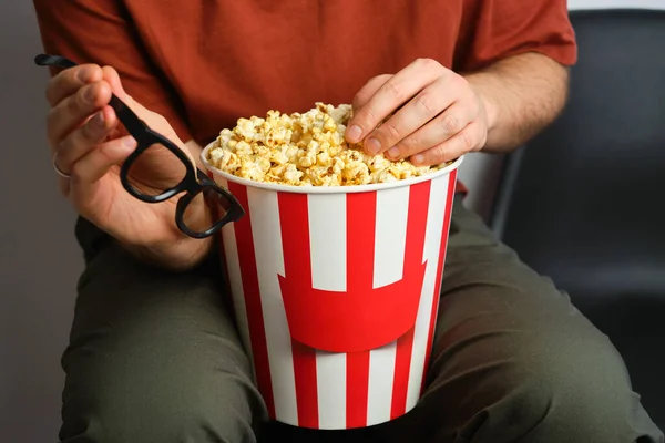 Cubo Papel Palomitas Maíz Gafas Manos Hombre Que Prepara Para — Foto de Stock