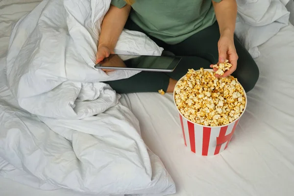 Popcorn Eimer Den Händen Eines Jungen Mädchens Das Sich Bett — Stockfoto