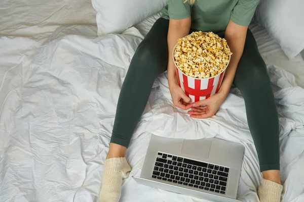 Popcorn Eimer Den Händen Eines Jungen Mädchens Das Sich Bett — Stockfoto