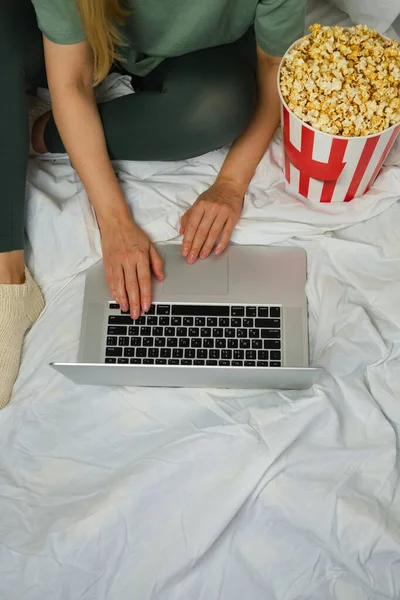 Popcorn Eimer Den Händen Eines Jungen Mädchens Das Sich Bett — Stockfoto
