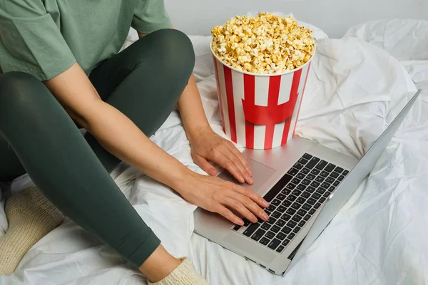 Popcorn Eimer Den Händen Eines Jungen Mädchens Das Sich Bett — Stockfoto