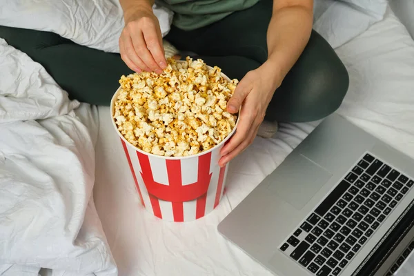 Cubo Palomitas Maíz Las Manos Una Joven Que Prepara Para — Foto de Stock