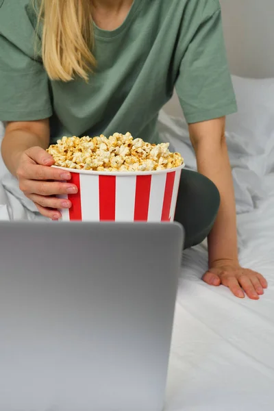 Popcorn Bucket Hands Young Girl Preparing Watch Movie Bed Laptop — Stock Photo, Image