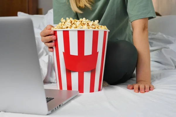 Popcorn Bucket Hands Young Girl Preparing Watch Movie Bed Laptop — Stock Photo, Image