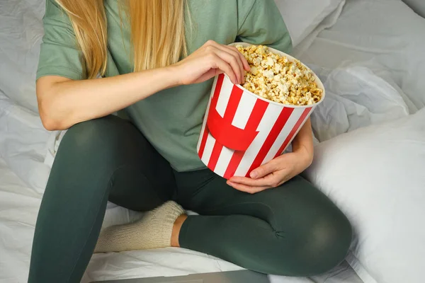 Popcorn Eimer Den Händen Eines Jungen Mädchens Das Sich Bett — Stockfoto