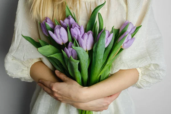 Lycklig Kvinna Håller Lila Tulpaner Sina Händer Florist Flicka Samlade — Stockfoto