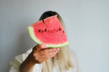 Mutlu bir kadının ellerinde sulu karpuz dilimi. Tropik meyve diyeti. Olgun karpuz yakın çekim. Lezzetli yaz meyveleri. Düzgün beslenme. Taze vitamin tatlısı. Sağlıklı yaşam tarzı