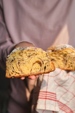 Fırından yeni çıkmış taze ekmek bir fırıncının elinde. Kahvaltı için güzel kokulu hamur işleri. Lezzetli ev yapımı ekmek yapıyorum. Doğal ürünler ve sağlıklı yiyecekler. Glütensiz