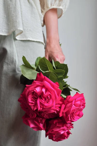 Rosas Rosadas Las Manos Una Mujer Feliz Primer Plano Pétalos —  Fotos de Stock