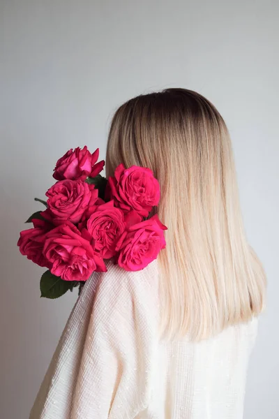 Rózsaszín Rózsák Egy Boldog Kezében Rózsaszirom Közelkép Gyönyörű Tavaszi Csokor — Stock Fotó