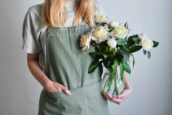 Pioner Händerna Lycklig Kvinna Snygga Vita Pioner Floristhanden Floristflickan Samlade — Stockfoto