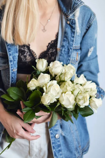 Rosas Blancas Manos Una Mujer Feliz Hermoso Ramo Primavera Vacaciones —  Fotos de Stock