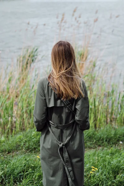 Žena Kráčí Jezeře Venku Nádherná Přírodní Krajina Odpočiňte Uzdravte Víkendu — Stock fotografie