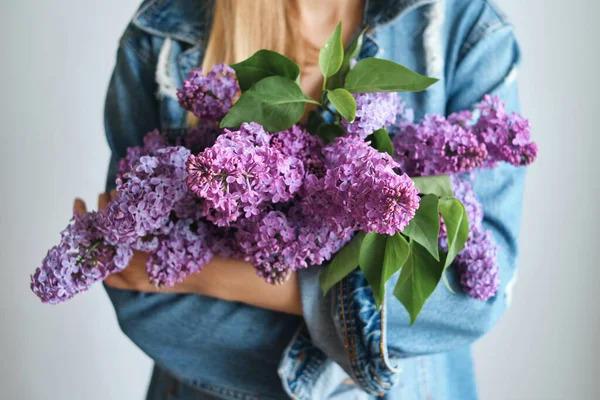 Boldog Kezében Élénk Lila Orgonával Stílusos Orgona Virágárus Kezében Gyönyörű — Stock Fotó