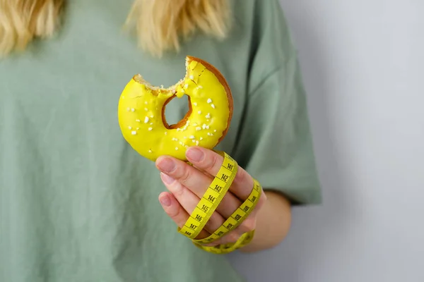 Bittergelbe Donut Und Zentimeter Den Händen Des Mädchens Ernährungs Gesundheits — Stockfoto