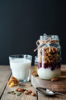 Kavanoz dolusu yoğurt reçeli ve bal.