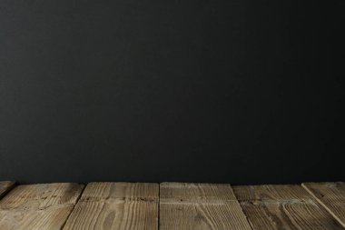 Boş alan, siyah arkaplan ile tahta döşemeler