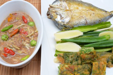 Chili Yapıştır ve yumurta ile kızarmış uskumru, sebze Tayland gıda