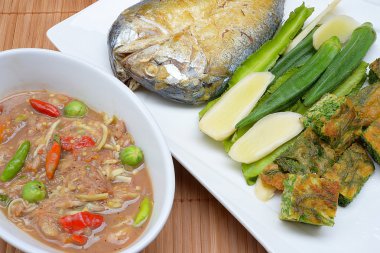 Chili Yapıştır ve yumurta ile kızarmış uskumru, sebze Tayland gıda