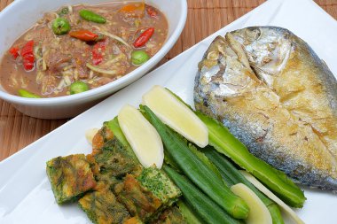 Chili Yapıştır ve yumurta ile kızarmış uskumru, sebze Tayland gıda