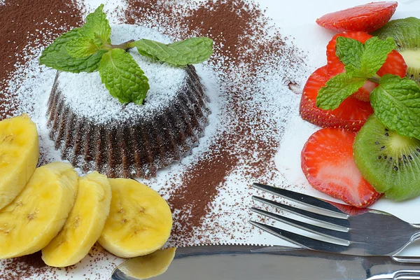 Gâteau de lave au chocolat aux fruits — Photo