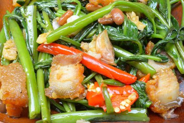 Kızarmış sabah zafer kızarmış su ıspanak gevrek domuz ile karıştırın.