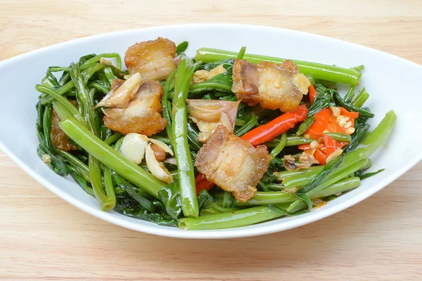 Gloria mañana frita con cerdo crujiente, revuelva las espinacas de agua frita . — Foto de Stock