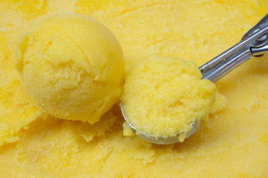 Ev yapımı mango dondurması.