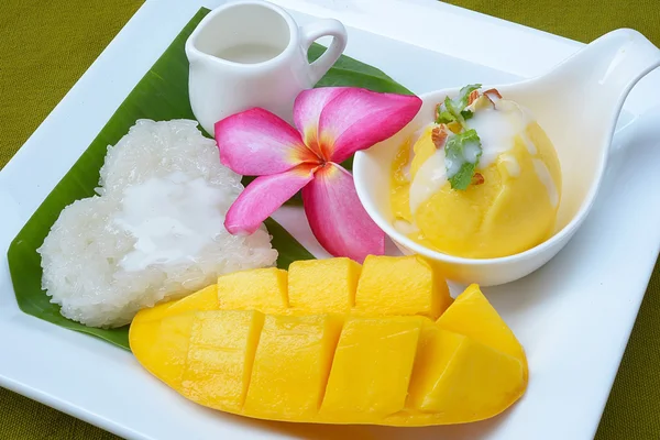 Манго з липким рисом та манго шербетським морозивом — стокове фото