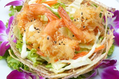 Kızarmış karides salata krem taro sepeti