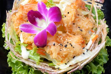 Kızarmış karides salata krem taro sepeti