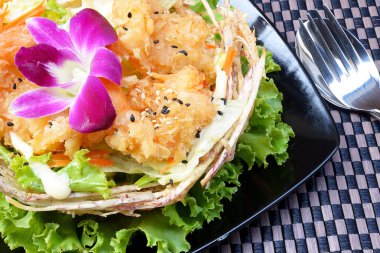 Kızarmış karides salata krem taro sepeti