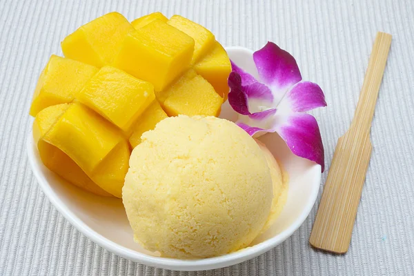 Cucharada de helado de mango casero con mangos frescos — Foto de Stock