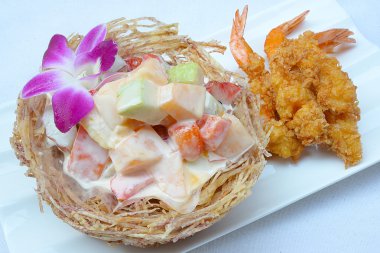 taro sepet içinde meyve salatası