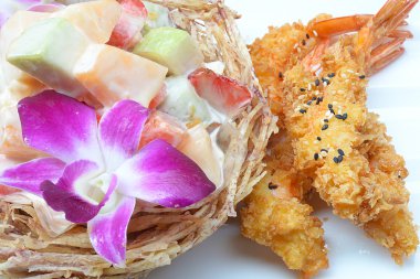 taro sepet içinde meyve salatası