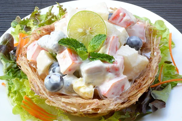 Salad buah dalam keranjang taro — Stok Foto