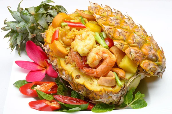 ananas kızarmış pilav ile deniz ürünleri