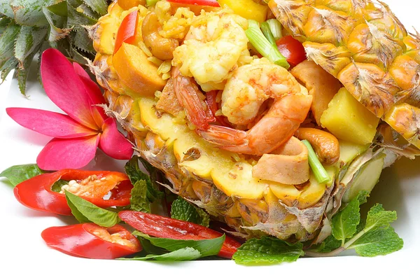 ananas kızarmış pilav ile deniz ürünleri