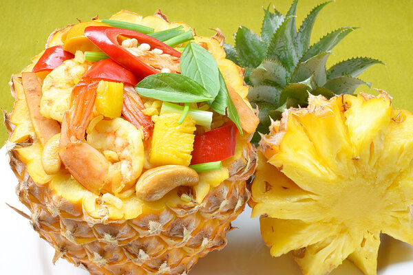 жареный рис с ананасом и морепродуктами
