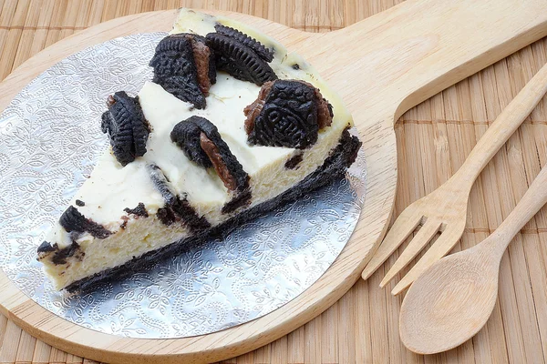 Pastel de queso cremoso con galletas de chocolate y galletas de crema. — Foto de Stock