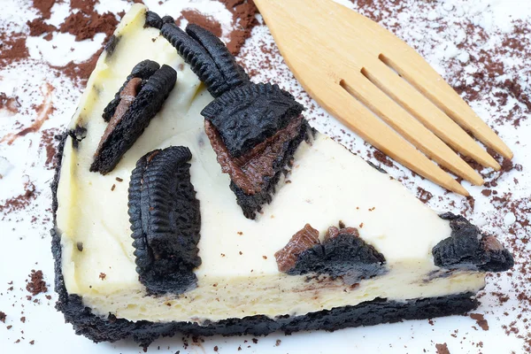 Çikolatalı kurabiye ve kremalı bisküvi ile kremalı peynirli kek..