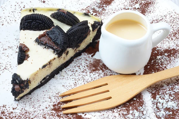 Pastel de queso cremoso con galletas de chocolate y galletas de crema. —  Fotos de Stock