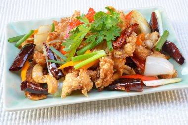 kaju fıstığı ile pişen tavuğu ilave edin