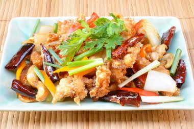 kaju fıstığı ile pişen tavuğu ilave edin