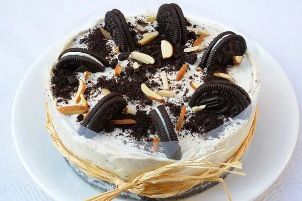 Krémový tvarohový dort s čokoládovými sušenkami a smetanovými sušenkami — Stock fotografie